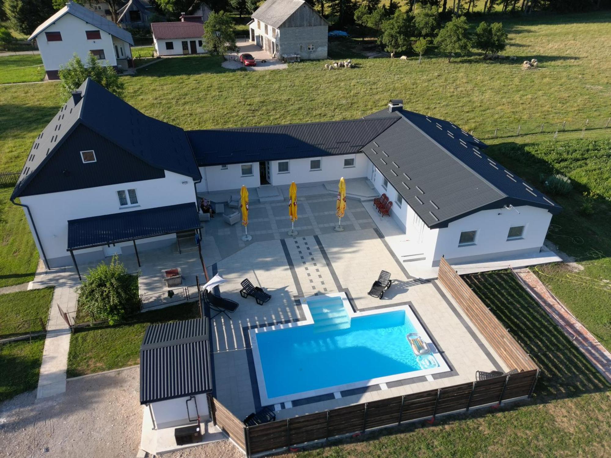 Apartmani Albatros Perusic Luaran gambar